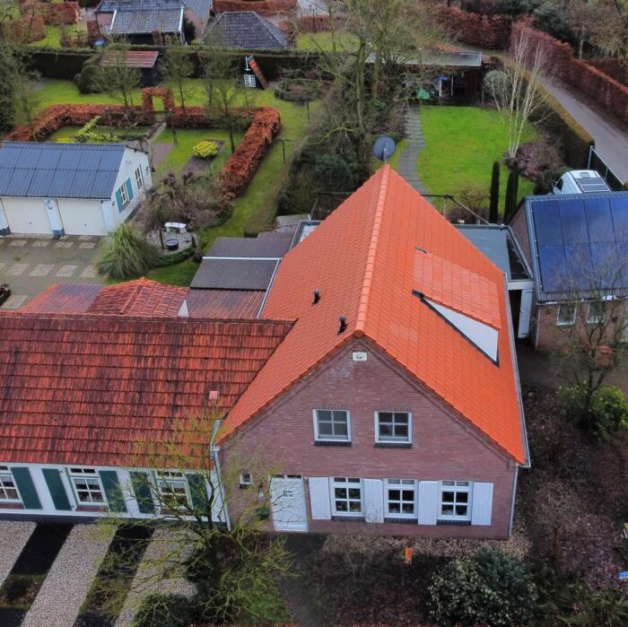 Strak pannendak met natuurrode vlakke mulden en Trespa boeidelen 1