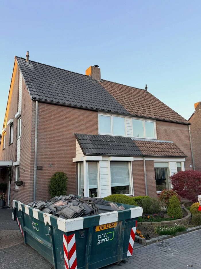 Nieuw strak pannendak met antraciete betonpannen op woning 1