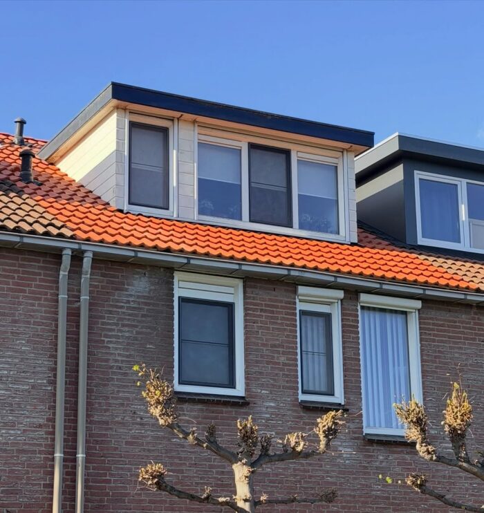 Nieuw strak pannendak met Nelskamp natuurrode betonpannen gelegd 1