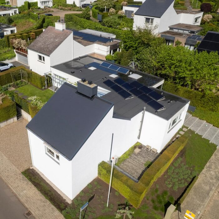 Leiendak en bitumendak vernieuwd met gevelreiniging rondom woning 1