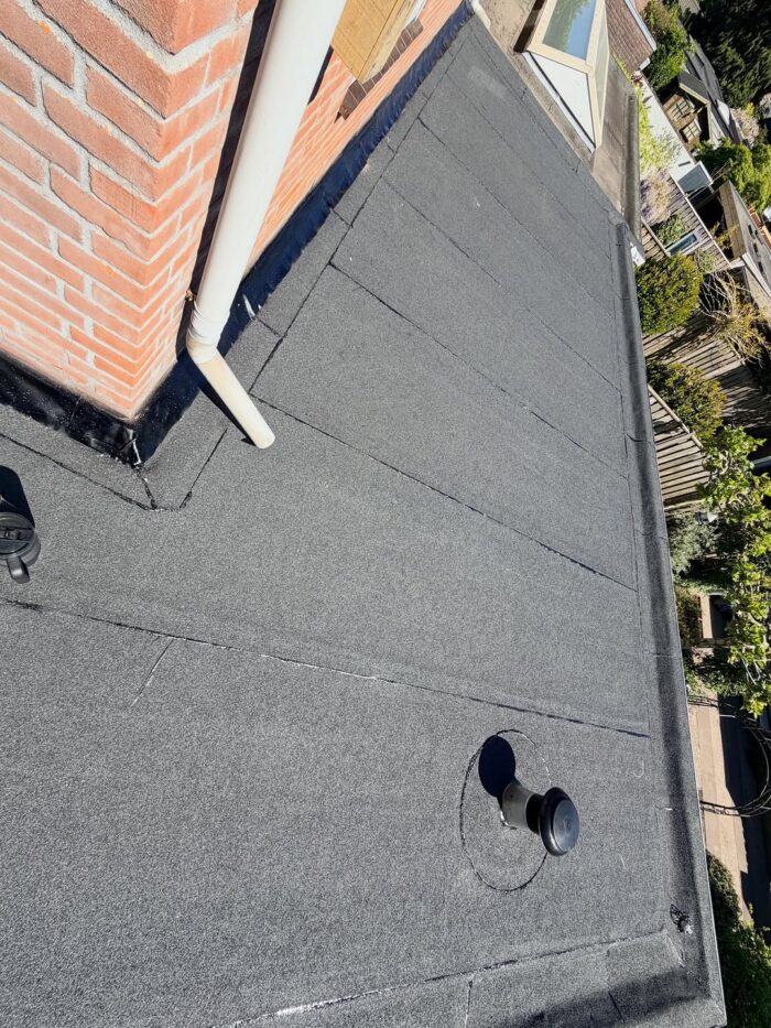 Nieuw bitumendak aangebracht voor duurzame waterdichte bescherming van woning 1